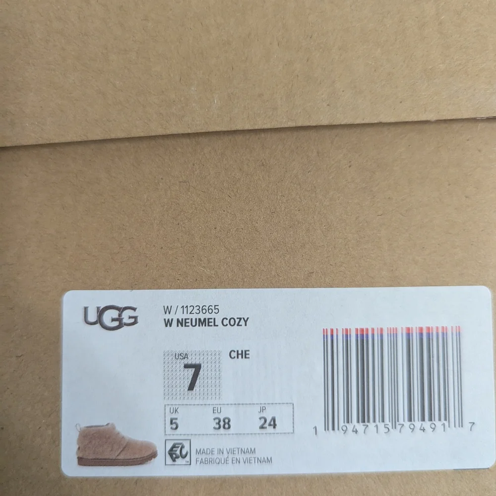 EUC UGG Neumel Cozy - Picture 7 of 7